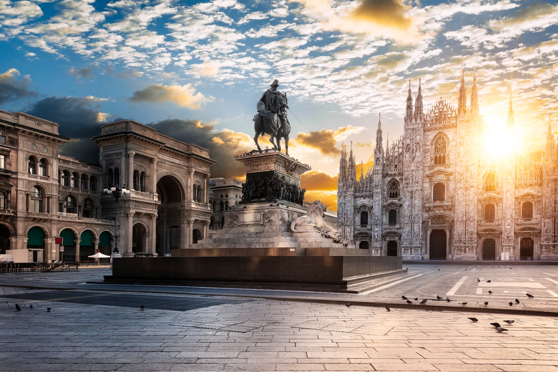 Piazza del Duomo di Milano all'alba con il monumento a Vittorio Emanuele II